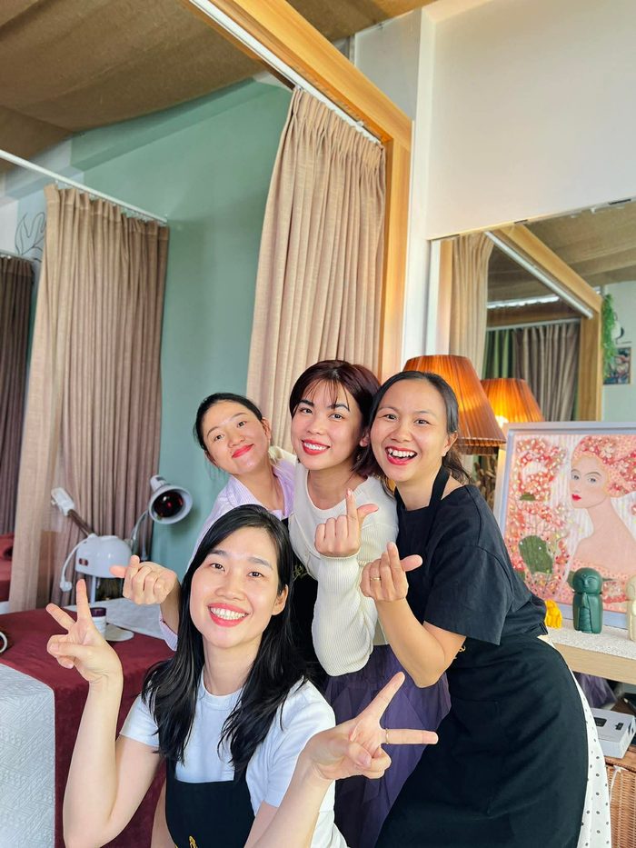 Vân cùng các cô chủ