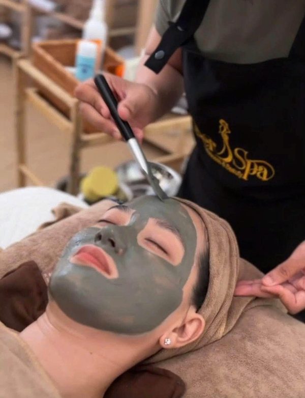 Cô chủ trực tiếp chăm sóc khách hàng